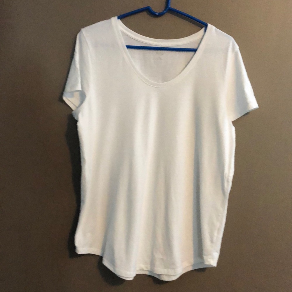 White tee